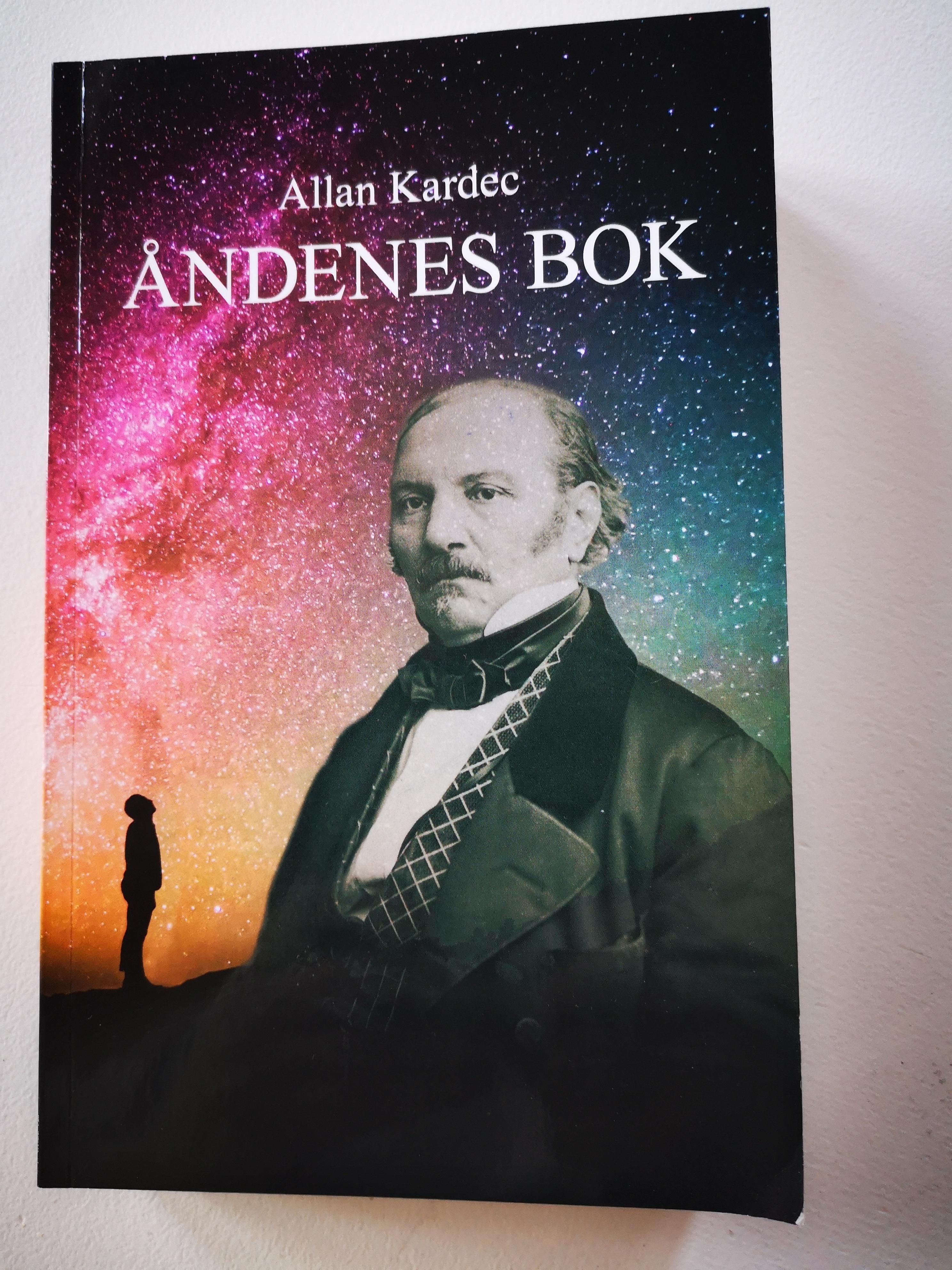 "Åndenes bok - inneholder den spiritistiske lærens prinsipper : om sjelens udødelighet, åndenes natur og deres forhold til den legemlige verden, de moralske lovene, det nåværende livet, det kommende livet og menneskehetens fremtid i følge undervisningen gitt av høyt utv" av Allan Kardec