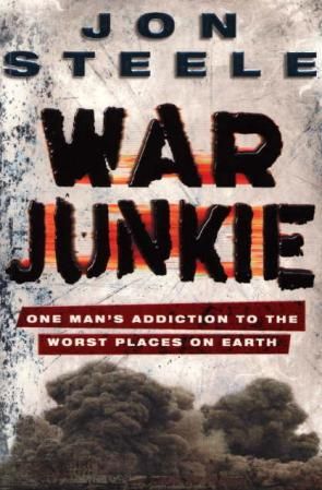 "War junkie - one man's addiction to the worst places on earth" av Jon Steele