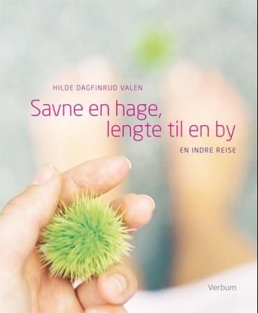 "Savne en hage, lengte til en by - en indre reise" av Hilde Dagfinrud Valen
