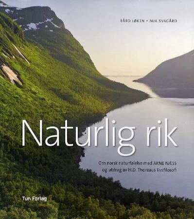 "Naturlig rik - om norsk naturfølelse med Arne Næss og utdrag av H.D. Thoreaus livsfilosofi" av Mia Svagård
