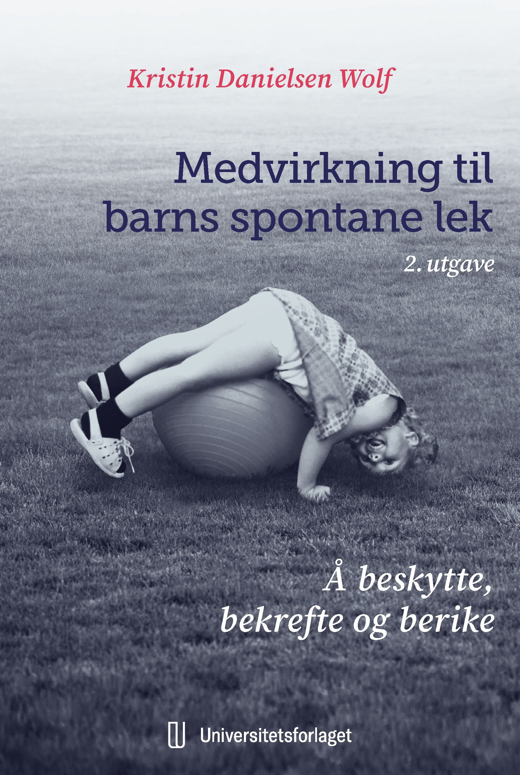"Medvirkning til barns spontane lek - å beskytte, bekrefte og berike" av Kristin R. Danielsen Wolf