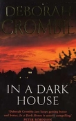 "In a dark house" av Deborah Crombie