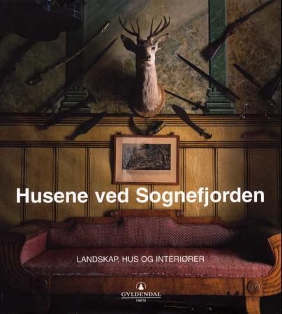 "Husene ved Sognefjorden - landskap, hus og interiører" av Terje Forseth