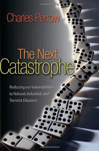 "The Next Catastrophe Reducing Our Vulnerabilities to Natural, Industrial, and Terrorist Disasters (New in Paper)" av Charles Perrow