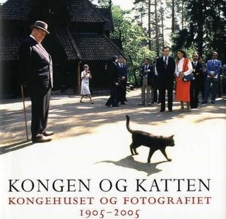 "Kongen og katten - kongehuset og fotografiet 1905-2005" av Hanne Holm-Johnsen
