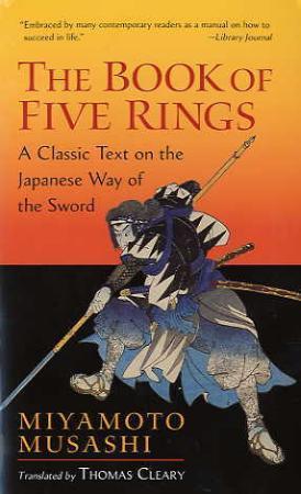 "The book of five rings ; The book of family traditions on the art of war" av Miyamoto Musashi