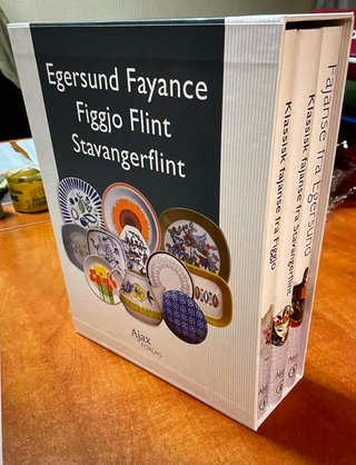 "Klassisk fajanse fra Figgjo ; Klassisk fajanse fra Stavangerflint ; Fajanse fra Egersund" av Rune Stubrud