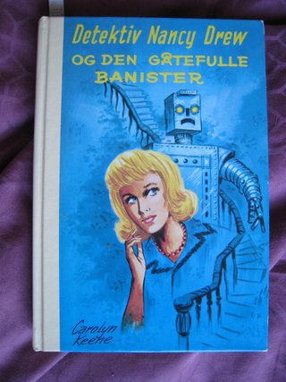 "Detektiv Nancy Drew og den gåtefulle Banister (50) - Originalens tittel: The Crooked Banister" av Carolyn Keene