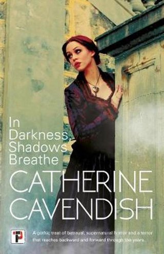 "In Darkness, Shadows Breathe" av Catherine Cavendish