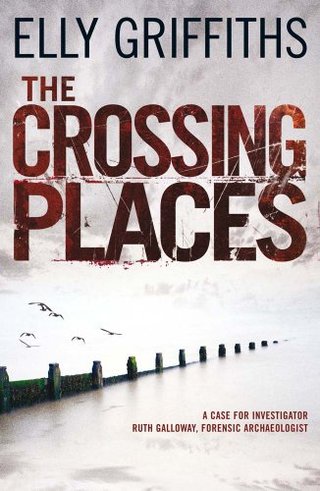 "The Crossing Places - A Case for Ruth Galloway" av Elly Griffiths