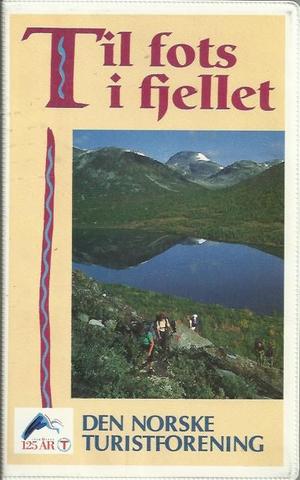 "Til fots i fjellet Beskrivelse av merkede fotturruter i Norge - DNT 125 år" av Claus Helberg