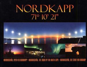 "Nordkapp - 71° 10' 21'' : Honningsvåg, byen ved Nordkapp = Honningsvåg, the town by the North Cape = Honningsvåg, die Stadt am Nordkap" av Malvin Karlsen