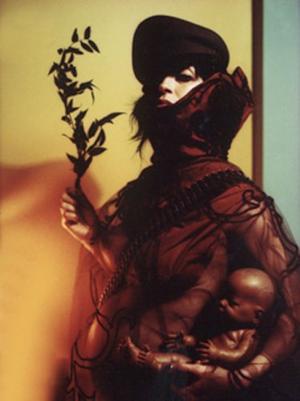 "Immune" av Floria Sigismondi