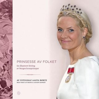 "Mette-Marit - prinsesse av folket : en illustrert feiring av Norges kronprinspar" av Monica Aafløy Hansen