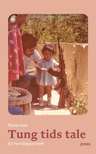"Tung tids tale et familieportrett" av Rana Issa