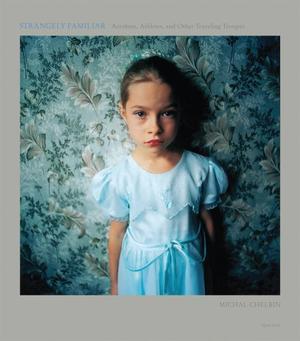 "Michal Chelbin Strangely Familiar" av Michal Chelbin
