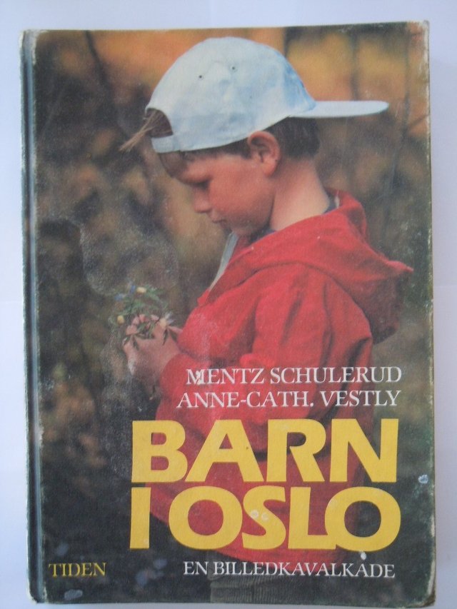 "Barn i Oslo - en billedkavalkade : barn i hovedstaden før og nå" av Mentz Schulerud