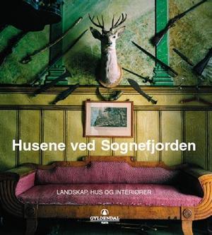 "Husene ved Sognefjorden - landskap, hus og interiører" av Terje Forseth