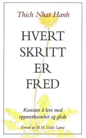 "Hvert skritt er fred kunsten å leve med oppmerksomhet og glede" av Thích Nh'ât Hanh