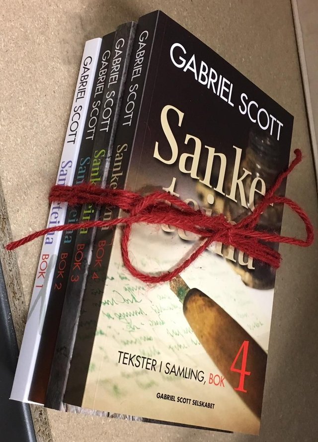 "Sanketeina 1-4" av Gabriel Scott