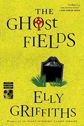 The Ghost Fields (Ruth Galloway Mysteries)