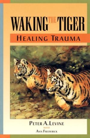 "Waking the Tiger Healing Trauma - The Innate Capacity to Transform Overwhelming Experiences" av Peter Levine