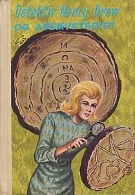 "Detektiv Nancy Drew og apemysteriet" av Carolyn Keene