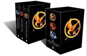 "The hunger games trilogy box set classic" av Suzanne Collins