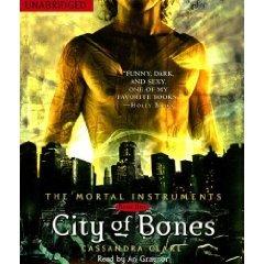 "City of Bones (Book 1 of Mortal Instruments) Unabridged on CD [Bk 1]" av Cassandra (Author) Clare