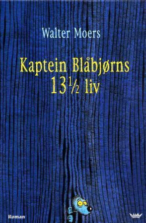 "Kaptein Blåbjørns 13 1/2 liv - halvparten av livserindringene til en havbjørn : med tallrike illustrasjoner og med støtte i "Leksikon over Zamonia og omegn. Underlige ting, livsformer og fenomener som trenger en nærmere forklaring" av prof. dr. Abdul Nattergalsen" av Walter Moers