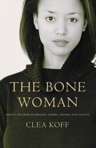 "The Bone Woman Among the Dead in Rwanda, Bosnia, Croatia and Kosovo" av Clea Koff