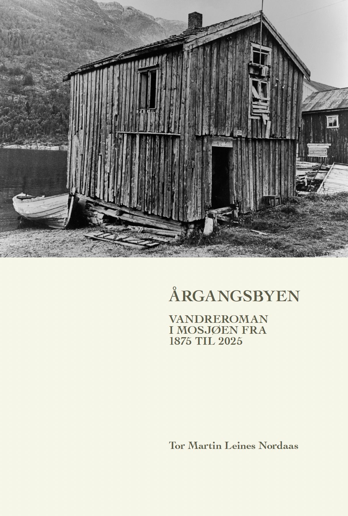 "Årgangsbyen - vandreroman i Mosjøen fra 1875 til 2025" av Tor Martin Leines Nordaas