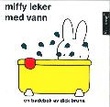 Omslagsbilde av Miffy leker med vann